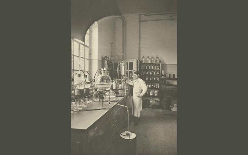 Photograph of pharmaceutical research at Ciba in Basel, Switzerland in 1914-image